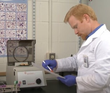 Клиника лечения наркозависимости в Усинске Врач в кабинете клиники