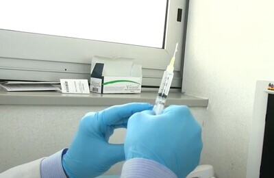 Проведение кодирования Вивитролом в Усинске Шприц с Вивитролом в руках у врача